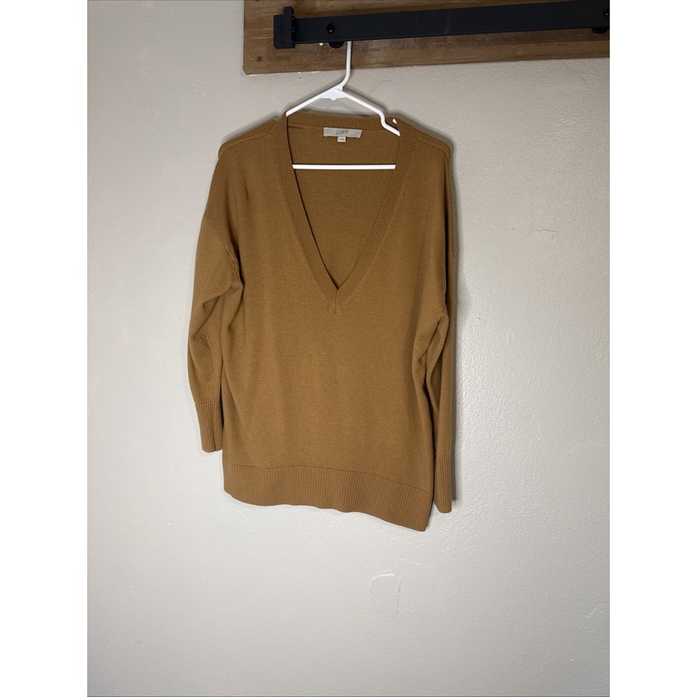 LOFT V-Neck Sweater Women's Medium Camel Tan Drop Shoulder Ribbed Knit Excellent
